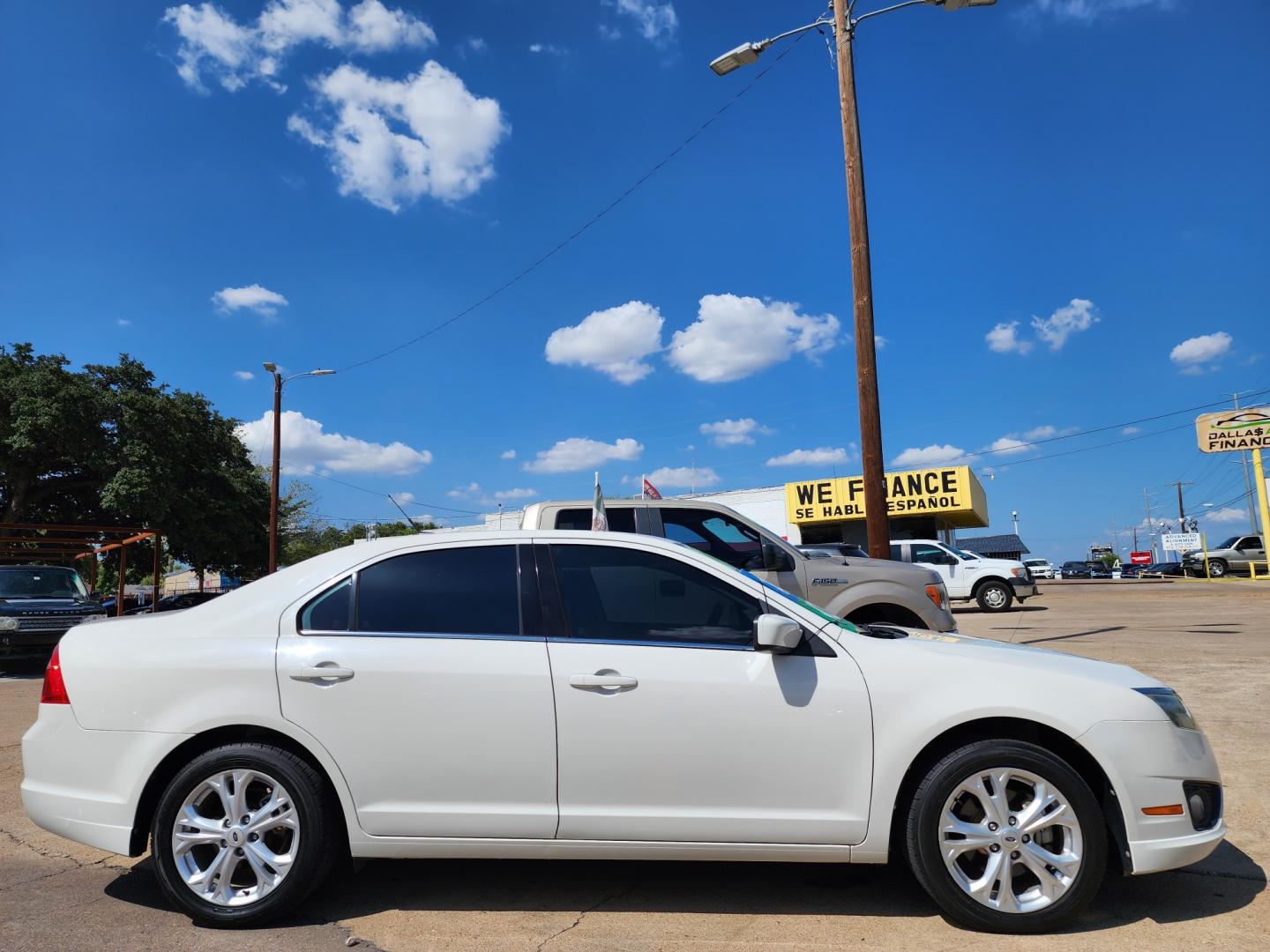 2012 WHITE Ford Fusion se (3FAHP0HG8CR) , AUTO transmission, located at 2660 S.Garland Avenue, Garland, TX, 75041, (469) 298-3118, 32.885551, -96.655602 - Welcome to DallasAutos4Less, one of the Premier BUY HERE PAY HERE Dealers in the North Dallas Area. We specialize in financing to people with NO CREDIT or BAD CREDIT. We need proof of income, proof of residence, and a ID. Come buy your new car from us today!! This is a Super Clean 2012 FORD FUSIO - Photo#2